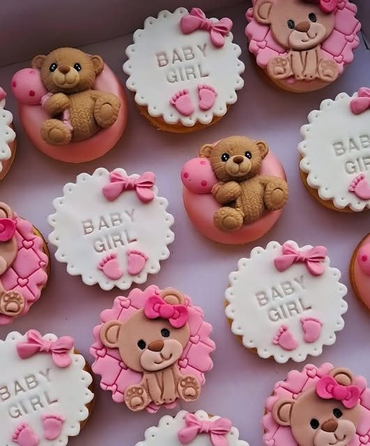 Mini cake donuts de chá de bebê com ursinhas, laços e plaquinhas Baby Girl em pasta americana rosa e branca