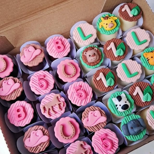 Caixa de mini cake donuts com tema fazendinha: letras, números, animais e chapéus de vaqueiro